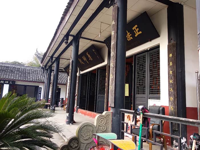 一直知道成都市成华区有个龙潭寺,还以为这只是地名,最近才听朋友说