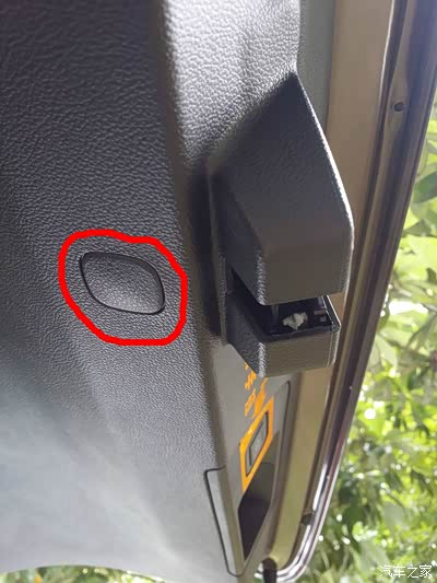 在昂科威后备箱门开启后,可以看到上升.