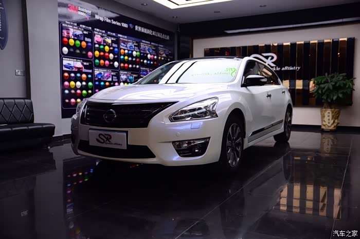 天籁公爵顶配版美国秃鹰改色膜白变蓝作业黑色中网