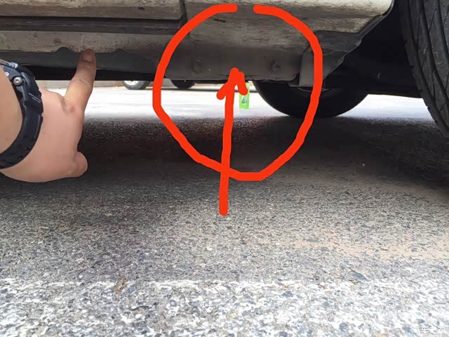 麻烦大家看图指点,原车轮胎千斤顶,具体顶哪个位置?