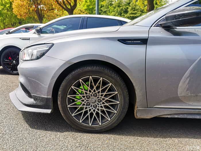 车主升级了改装轮毂,同尺寸升级,毫无问题.