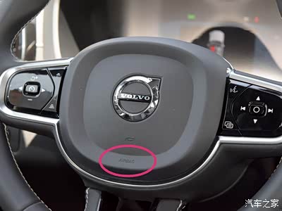 窝窝方向盘上都有这个标识"airbag",表明此处有安全气囊.