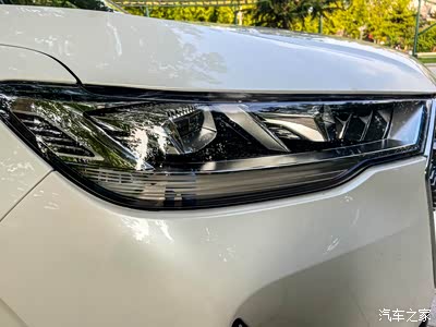 第三代哈弗h6的led大灯,造型非常漂亮,做工精致,晚上很亮,看着不费眼