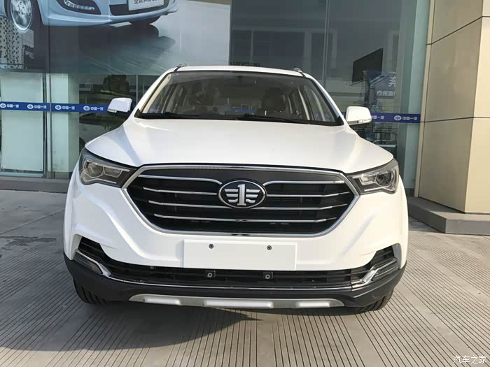 前脸大气,精气神足,边形进气格栅格外醒目,其实挺喜欢奔腾车标,大气