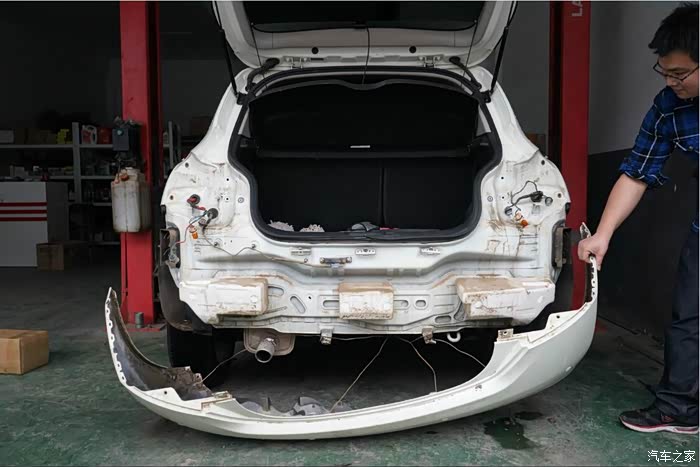 【强烈鄙视减配行为】冒雨给媳妇爱车-13款日产骐达加装后防撞梁