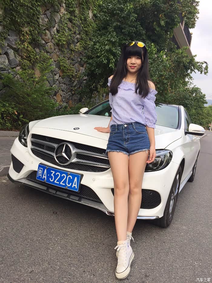 媳妇当车模坐着大奔笑的你我的奔驰c