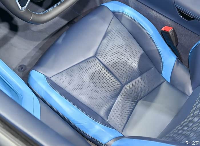跑车的座椅都不一般桶式的包裹性真的很好