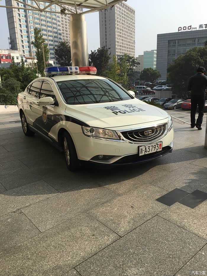看到辆博瑞警车