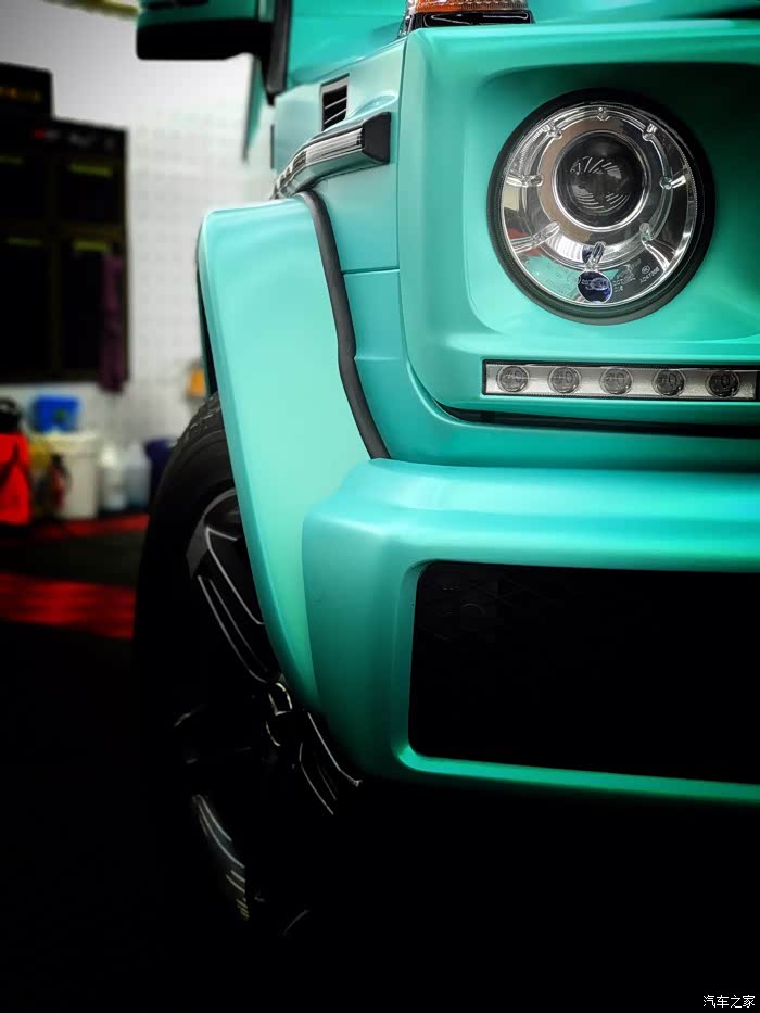 哈哈,对,这个颜色叫电光tiffany蓝.