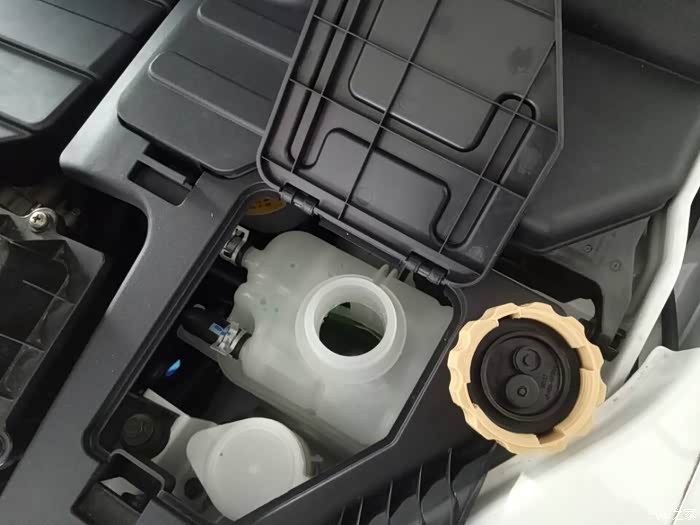 用水作冷却液最让司机头疼的就是水垢问题,水垢附着在水箱,水套的金属