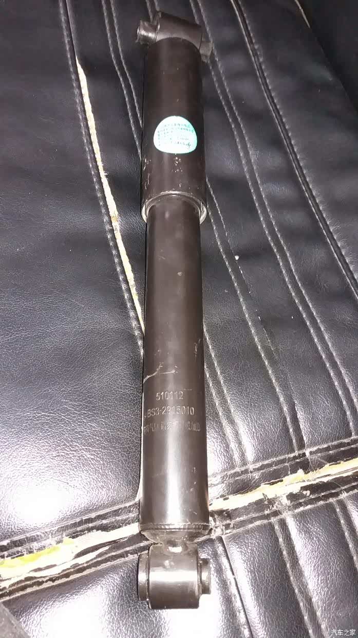 第二次保养更换右后减震器