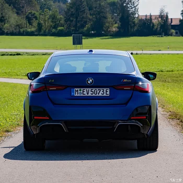 这款蓝色的的宝马真是太诱惑人了那圆润的尾部真是太美了爱了