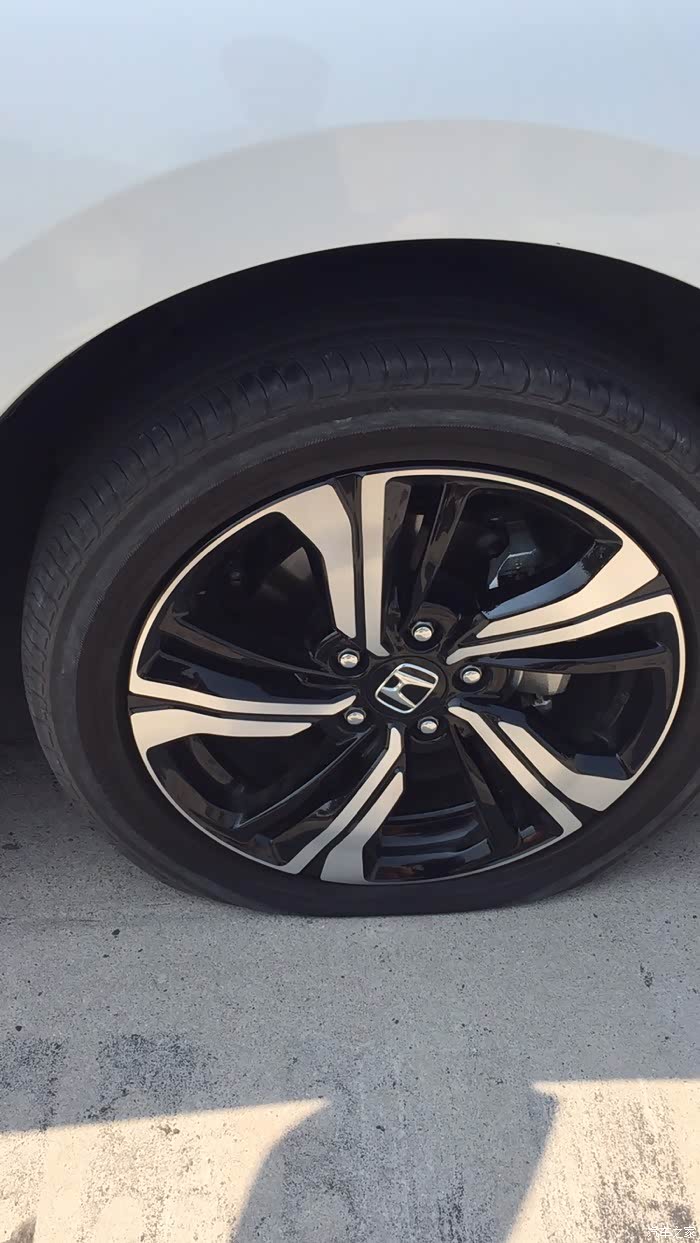 【图】轮胎破了,求收一条17寸轮胎._新思域论坛_汽车之家论坛