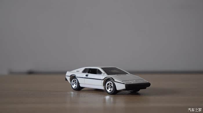 我的风火轮小跑车:lotus esprit s1 红白双煞