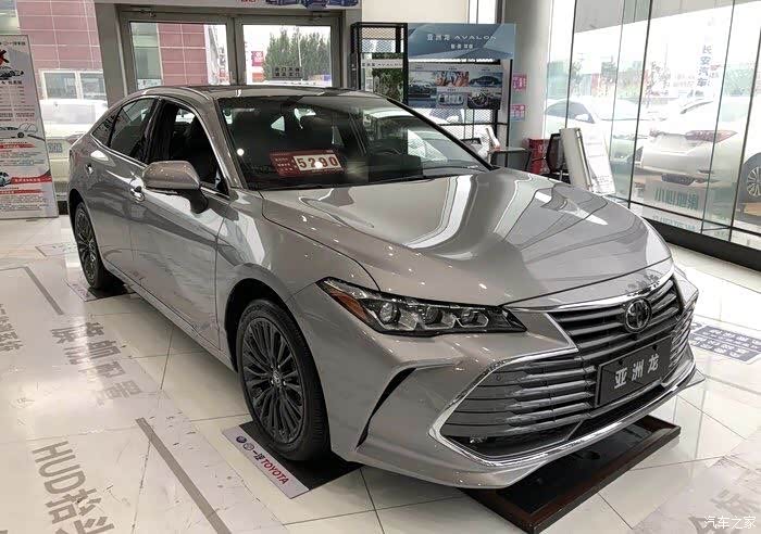 这款白色丰田亚洲龙