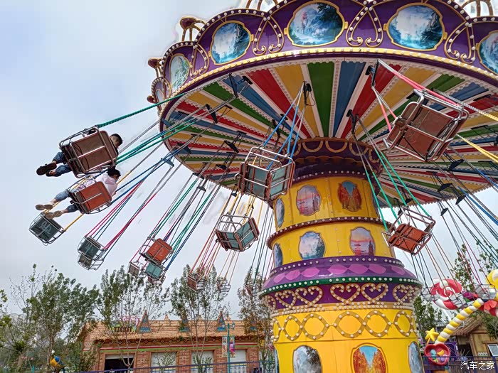 开小虎去游乐场享受亲子快乐时光