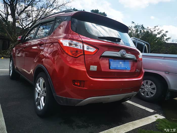 【图】蓝天白云下,红色的cs35绽放出迷人的美_长安cs35论坛_汽车之家