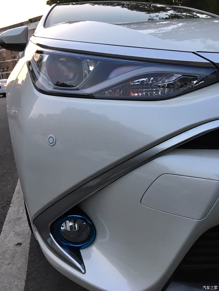 雷凌双擎原厂雾灯圈蓝色效果图