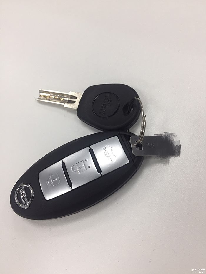 去年16新轩逸交车时钥匙圈除两把无匙启动钥匙还有块刻著位数数字铁片