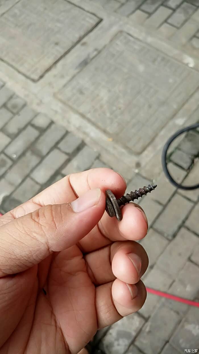 今天早上去维修点补胎了,补了个蘑菇钉,40块.