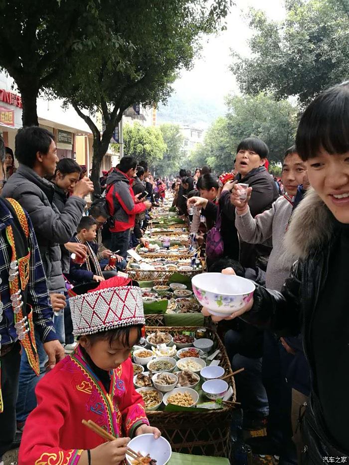 绿春长街宴吉尼斯纪录图片