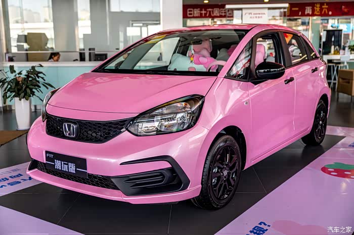 818头号玩家# 保养车偶遇到一台粉色少女心的飞度