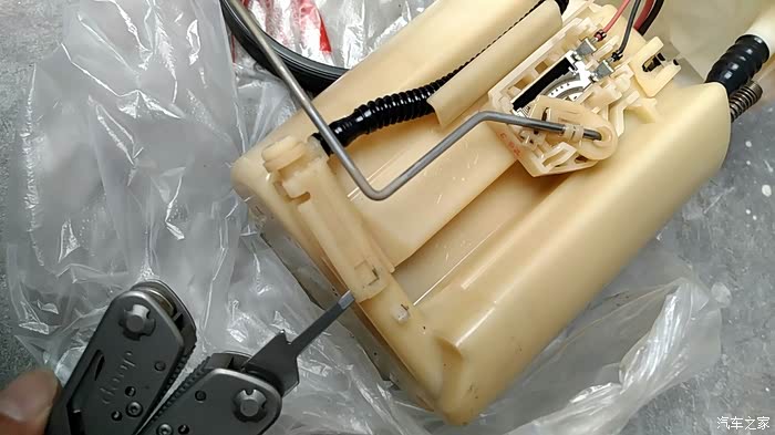 自己动手丰衣足食-艾力绅更换汽油滤清器