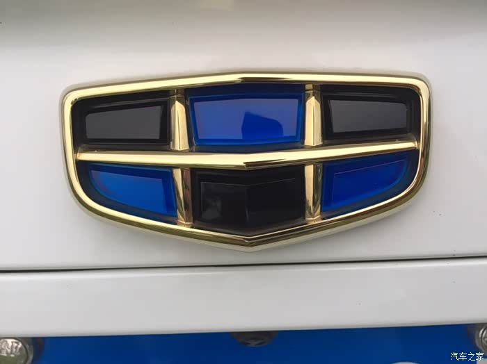 车标六块宝石,蓝黑搭配看起来很有档次