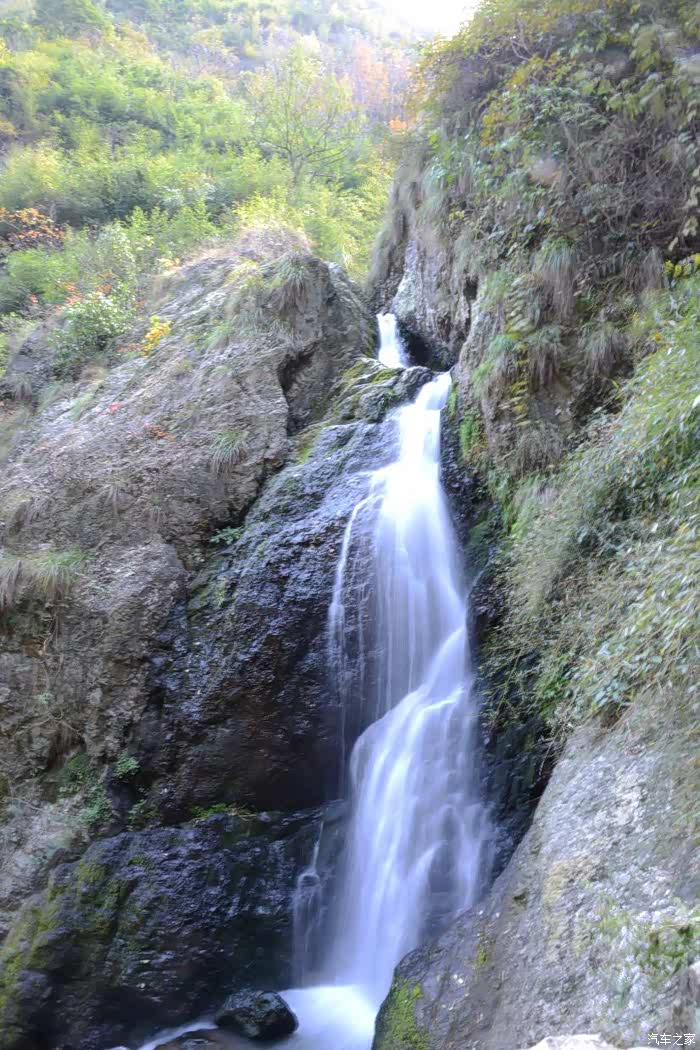 此称龙涎飞瀑.东海龙王禁住农家香辣美味个喷嚏,致使瀑布喷涌而出.