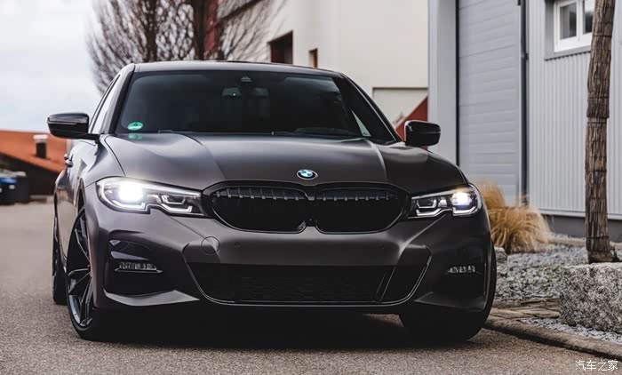 黑色宝马三系轿车