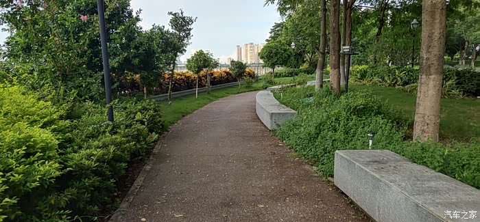 忙里偷闲驾上爱车游德胜河滨公园