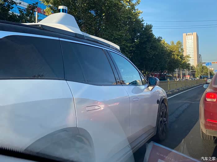 路遇蔚来es8,车顶和车身布满雷达和传感器