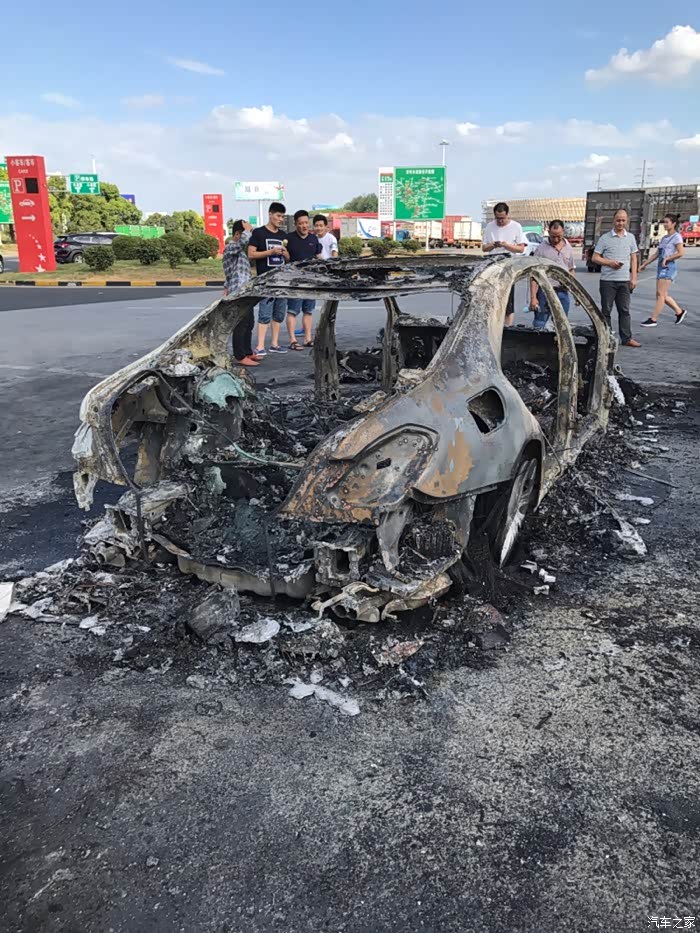 奔驰s级一年半自燃这样的豪车你还敢买吗