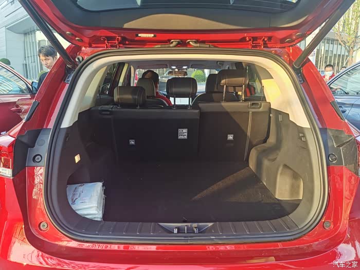 后备箱空间也很大