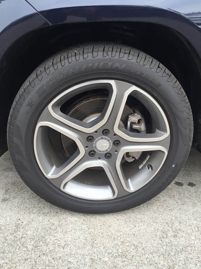 这轮毂.我的300时尚好像也这样啊