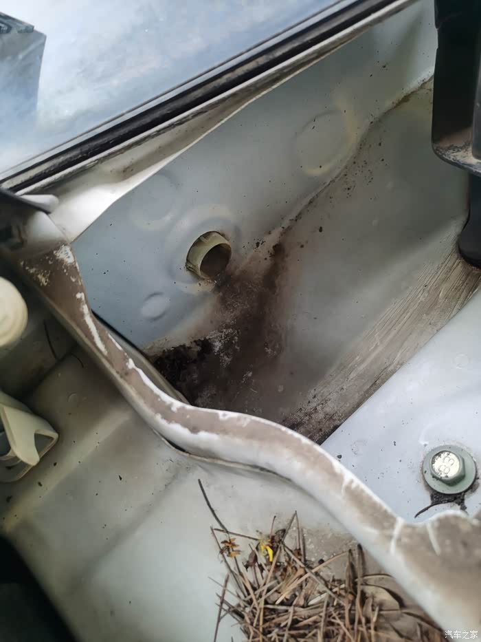 17款奇骏天窗排水管堵塞疏通作业