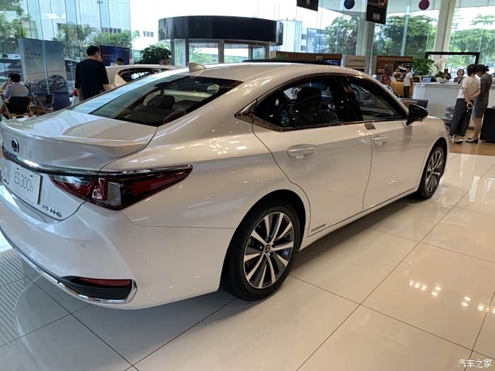 白色雷克萨斯es