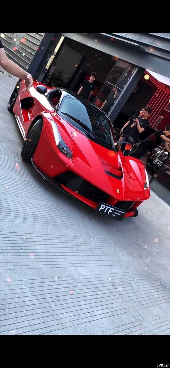 法拉利拉法上街 引得路人急忙拍摄