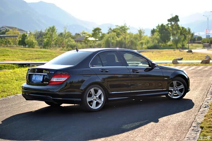 老车也来露脸车况依旧完美的w204奔驰c200运动版