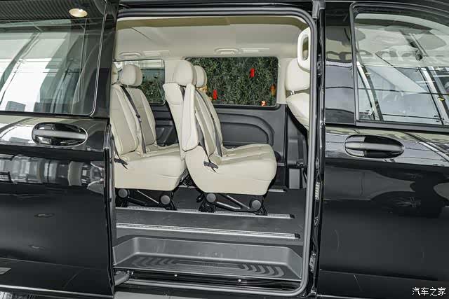 空间大动力强价格还实惠实拍奔驰威霆