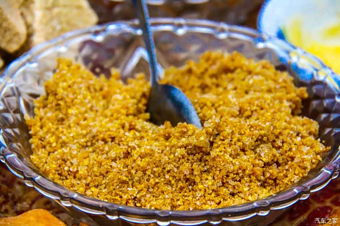 这是一种用炒麦粉,糜子粉,奶酪粉,羊尾巴油,砂糖,葡萄干等七种食物