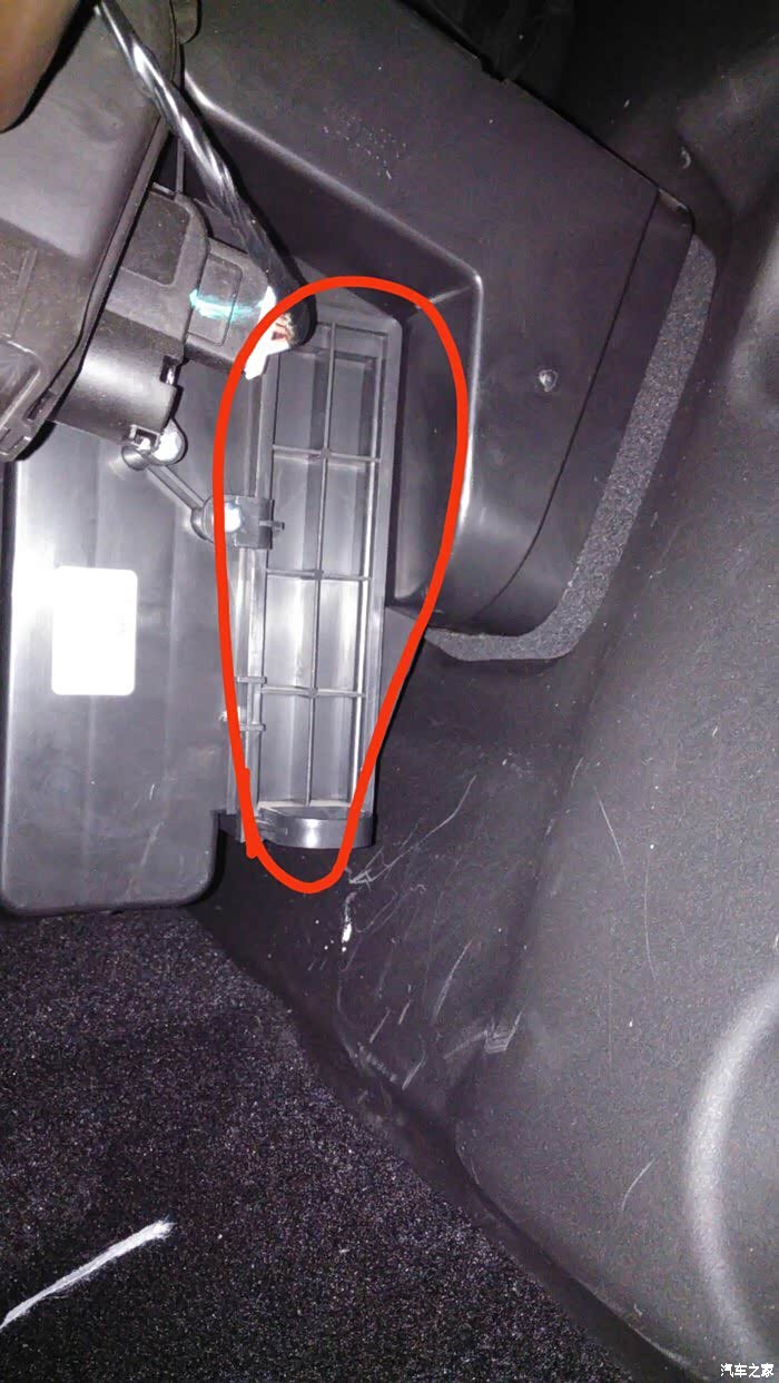 车内灰很大 另外空调滤芯 在哪里?
