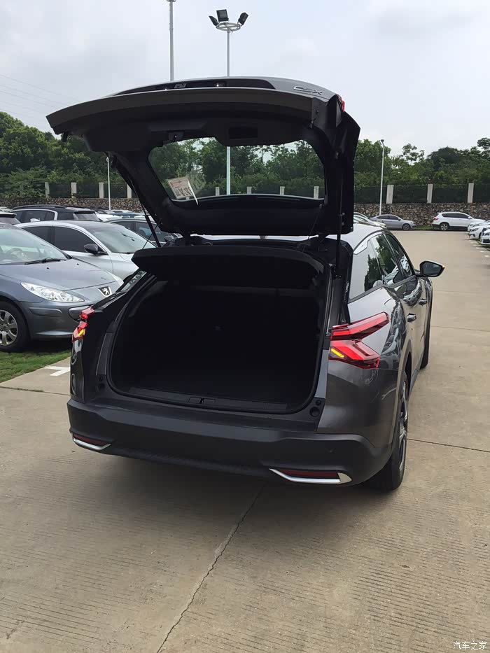 近距离接触东风雪铁龙凡尔赛c5x