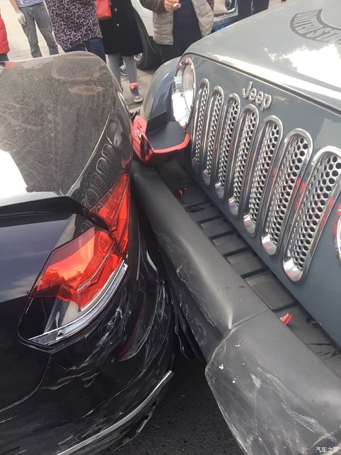 帕萨特380tsi新车被人追尾