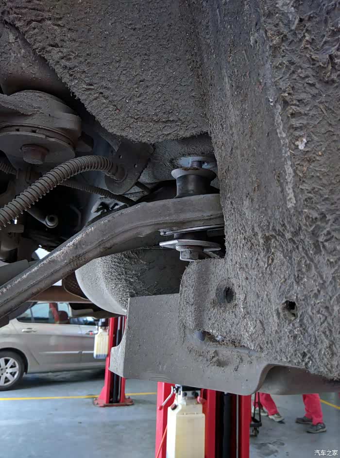 各位,帮忙看下这个悬挂胶套有没有坏