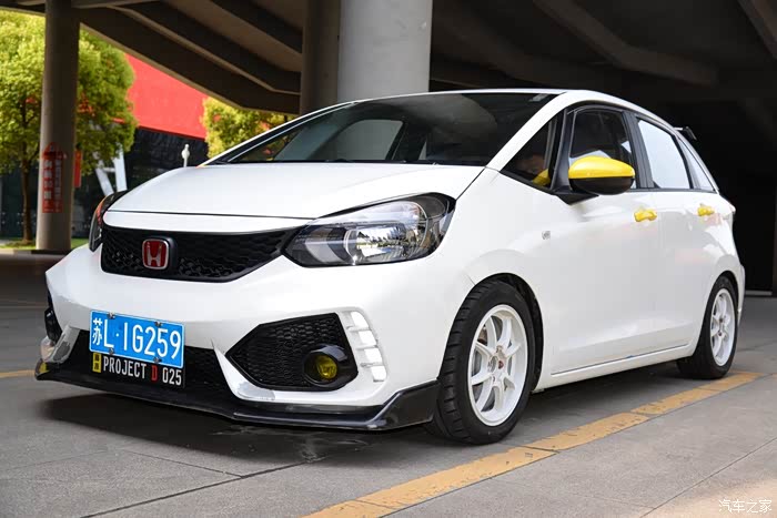 而飞度一直是备受jdm改装配件青睐的车型,并且本田也针对飞度出过