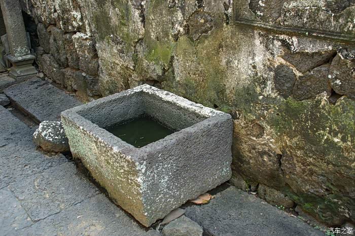 海口市儒豪村石槽.用于储水的石槽