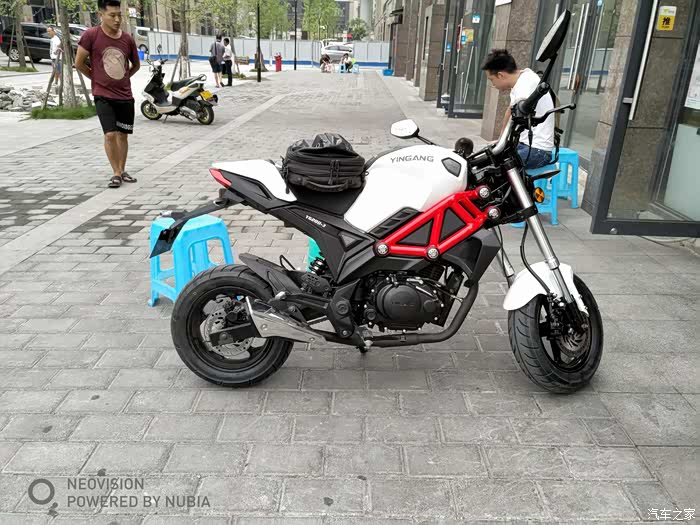 两位朋友提银钢小怪兽200cc和边三轮附怪兽驾驶感受