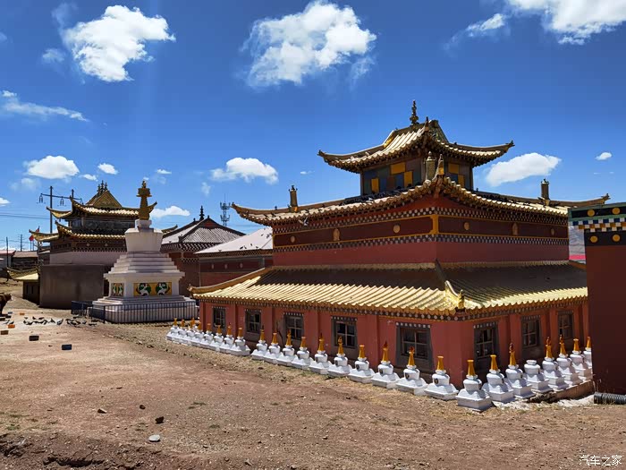 走路到果洛公交公司去取昨晚充电的汉ev,逛占地四百亩的喇日寺