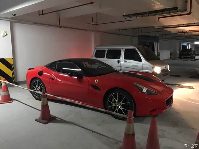 我开五菱之光但是我车库停着法拉利